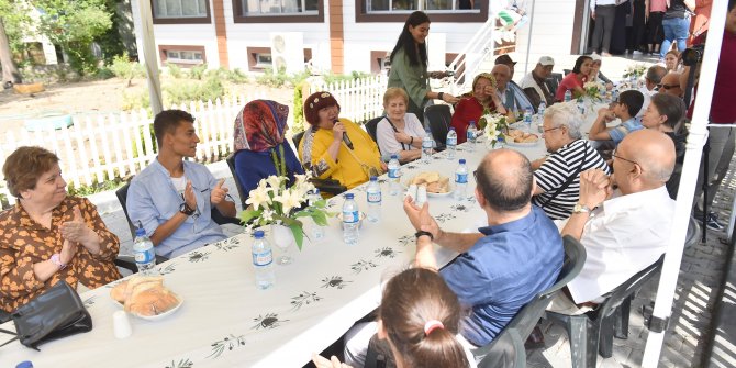 Seyranbağları Huzurevi sakinleri ile Büyükşehir Belediyesi Çocuk Evlerinde kalan çocuklar bir araya geldi