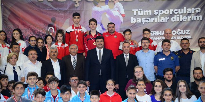 Kahramankazan’da düzenlenen satranç ve karate turvuvalarının ödüllerini Başkan verdi