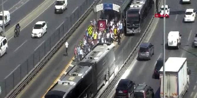 Metrobüste yangın paniği: Yangın söndürme tüpleri ile müdahale eildi