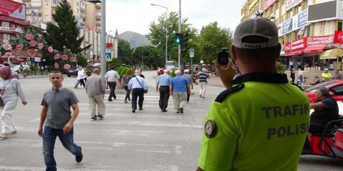 Kırmızı ışıktan geçen yayalara şok: Polis tek tek tespit etti