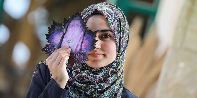 Filistinli genç kız asma yapraklarını sanat eserine dönüştürüyor