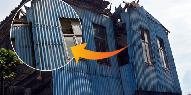 Yıkılma riski taşıyan ahşap evi halatla bağladılar