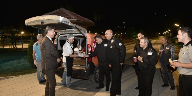 Mamak Belediyesi'nden güvenlik görevlilerine çorba ikramı