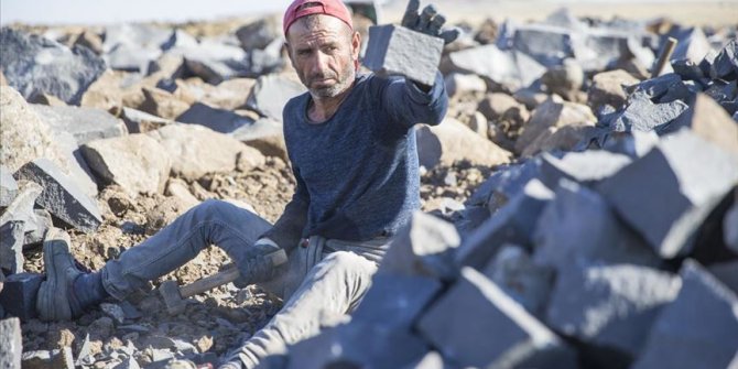 Arnavut kaldırımı taşlarına elleriyle şekil veriyorlar
