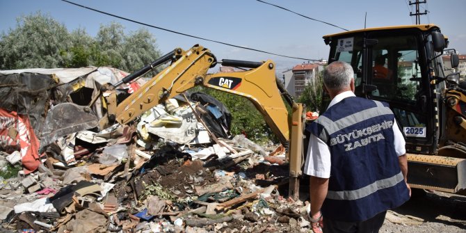 Büyükşehir Belediyesi Çankaya'daki kağıt ve hurda depolarını kaldırdı