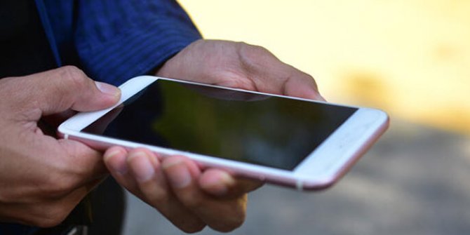 Yurt dışından getirilen telefonları 100 liraya kayıt ediyorlar