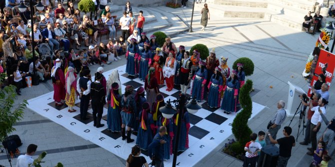 Altındağ Belediyesi Halk Oyunları Ekibi Satranç Haftasına özel gösteriler sergiledi