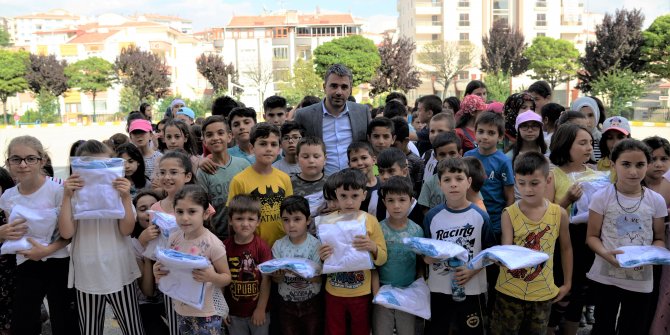 Pursaklar Belediye Başkanı Ertuğrul Çetin çocuklara hediyeler verdi