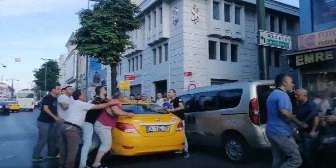 Fatih'te taksici yolcuya bıçakla saldırdı