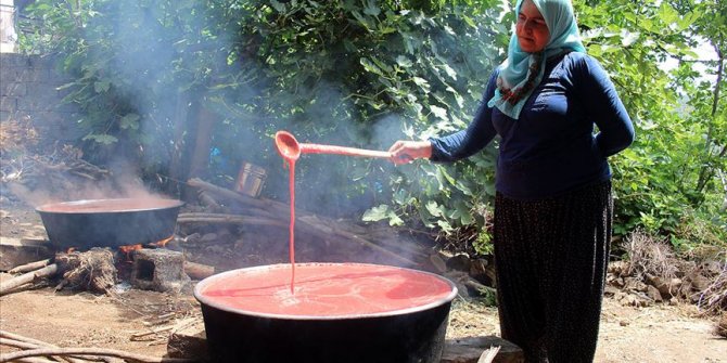 Sıcak havada zorlu domates salçası mesaisi