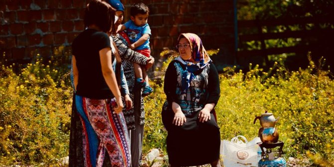 Müteahhidi boş arsada 'çay demleyerek' protesto ediyor