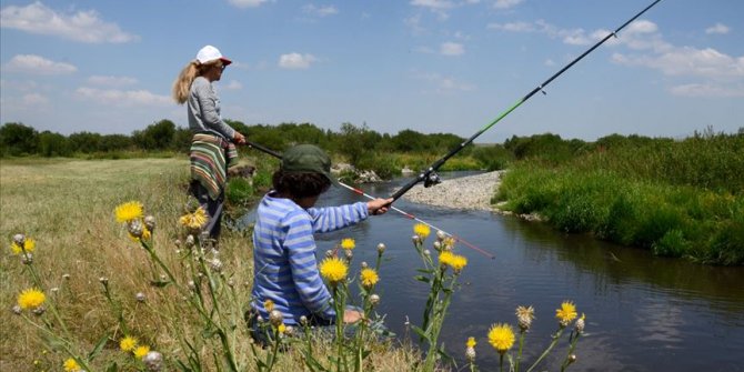 Kadınların oltayla balık tutma keyfi