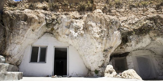 Kışı evlerinde yazı mağarada geçiriyorlar