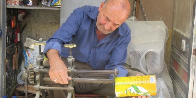 64 yıldır atık tenekelerden 'huni' yapıyor