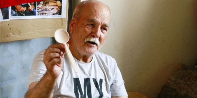 Yarım asırdır ürettiği kaşıklarla baba mesleğini sürdürüyor