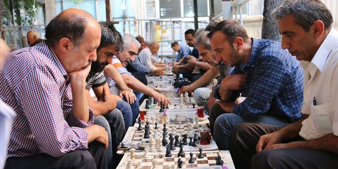Satrançseverleri buluşturan kahve