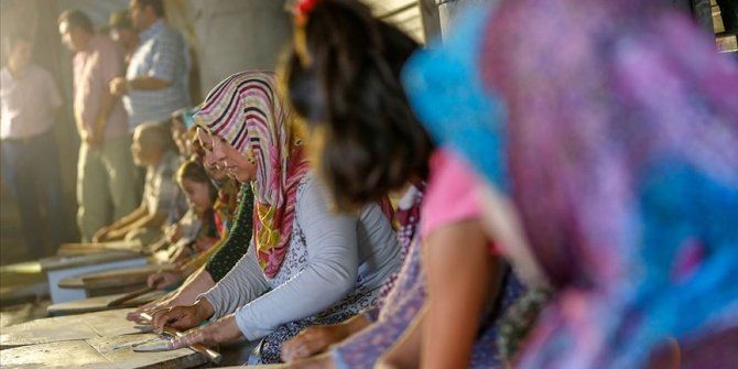 Gözleme satarak cami yaptırıyorlar