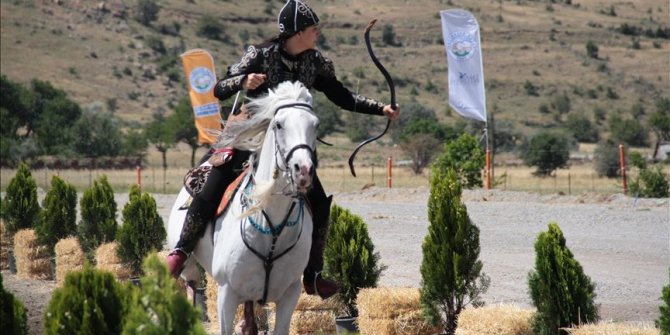 Ata yadigarı atlı okçuluğun kadın temsilcileri