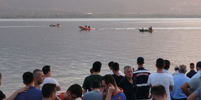 Kiraladıkları sandaldan göle düşen çocuk kayboldu