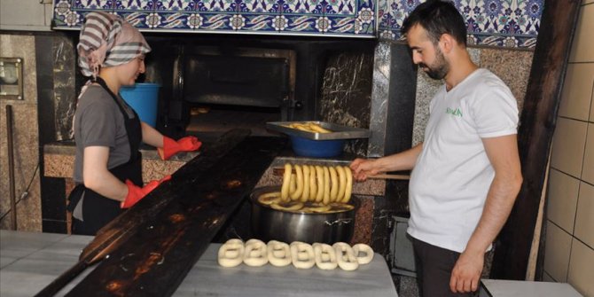 Eşine yardım için geldiği fırında usta oldu