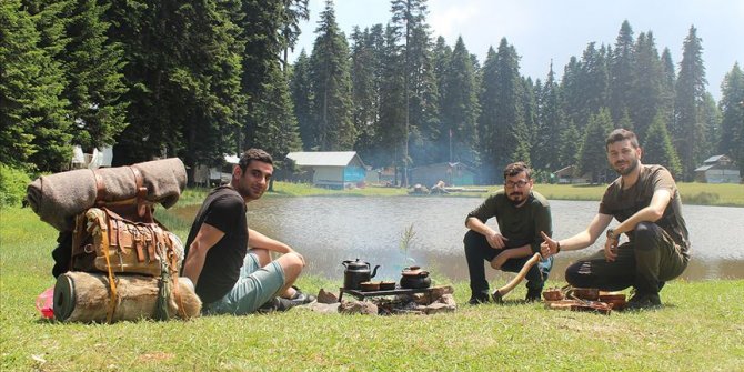 Şehir hayatını bırakıp kamp yaşamını tercih etti