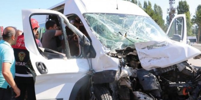 PÖH'ları taşıyan servis aracı kaza yaptı: Yaralılar var