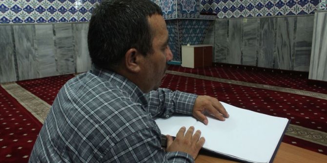 Görmeyen gözleri Kur'an öğrenme aşklarına engel olmadı