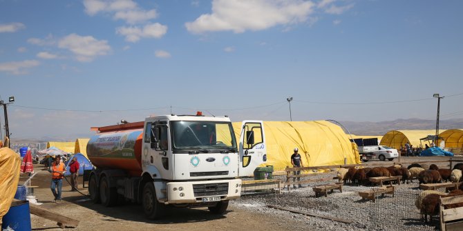 Ayyıldız Mahallesi Taş Ocağı Mevkii'ne kurulan kurban kesim ve pazar yerindeki kurbanlıklar alıcılarını bekliyor