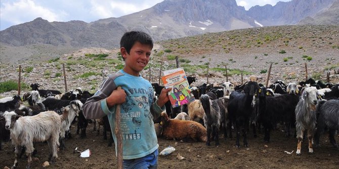 Torosların yaylalarına kitap taşıyorlar