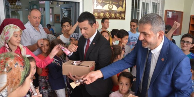 Muhtardan 10 bin kuran kursu öğrencisine 'dondurma'