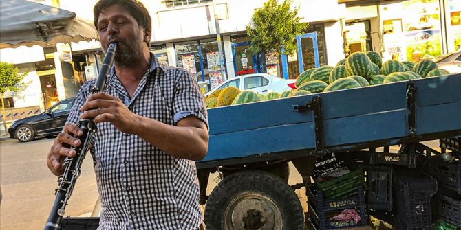 Klarnetiyle karpuz satışını artırdı