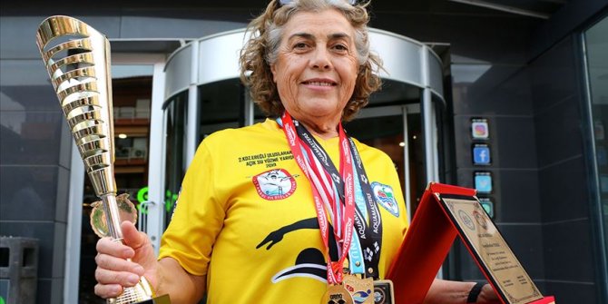 69'luk yüzücü gençlere taş çıkartıyor