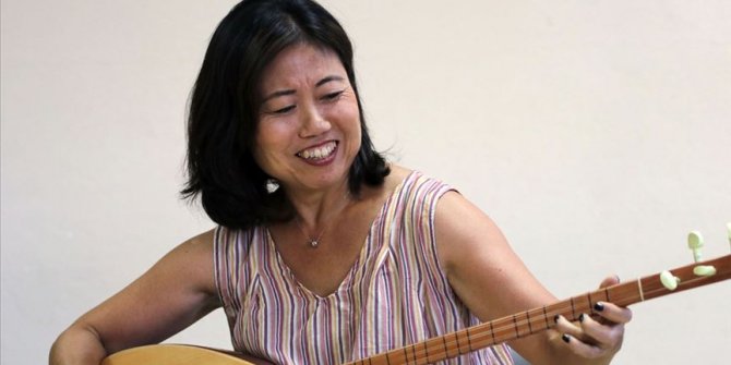 Bağlama ve türkü Japon gelinin tutkusu oldu