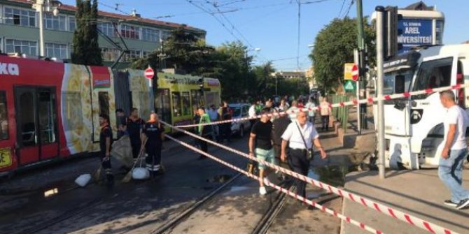 İstanbul'da su tankeri tramvaya çarptı