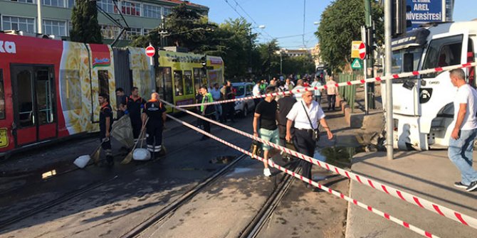 Cevizlibağ'da su tankeri tramvaya çarptı