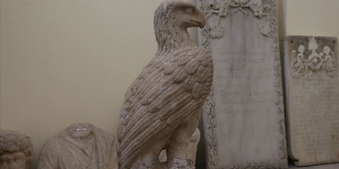 Kınık Höyük'te kartal heykelleri bulundu