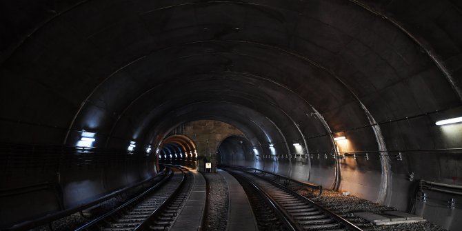 Akköprü-İvedik metro istasyonları arasında 396 metre uzunluğundaki raylar değiştirildi