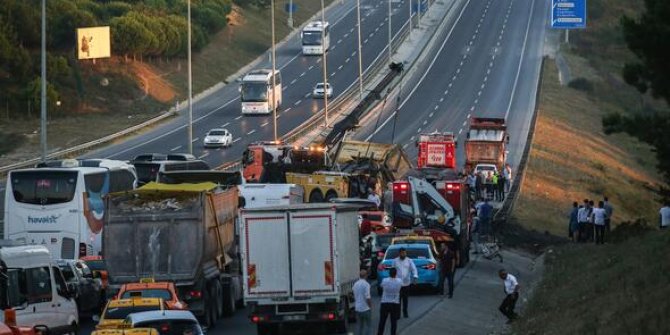 Kamyon devrildi: Yol trafiğe kapandı