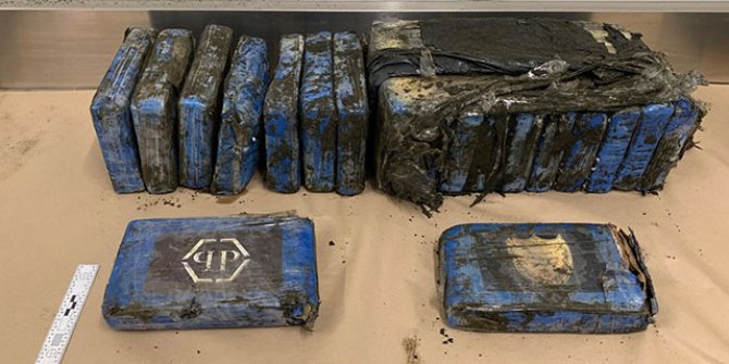 Milyon dolarlık uyuşturucu paketleri sahile vurdu