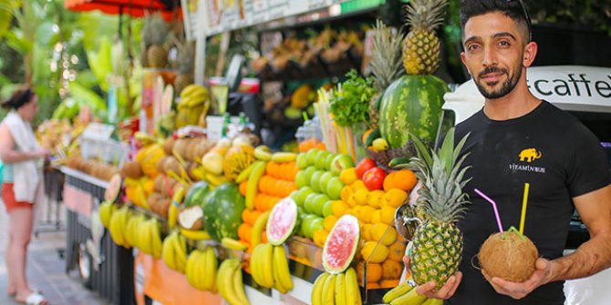 Vitamin otobüsü turistlerin ilgisini çekiyor