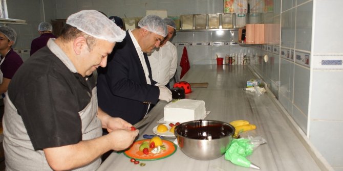 Çubuk Belediye Başkanı Baki Demirbaş zabıtalarla beraber denetimlere katıldı