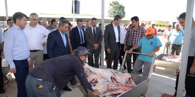 Pursaklar Belediyesi’nin Gümüşoluk Mahallesi’nde bulunan Kurban kesimhane ve satış alanı hizmete açıldı