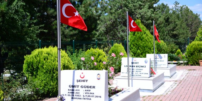 Kahramankazan Belediyesi şehitlikteki Türk bayraklarını bayram öncesi yeniledi