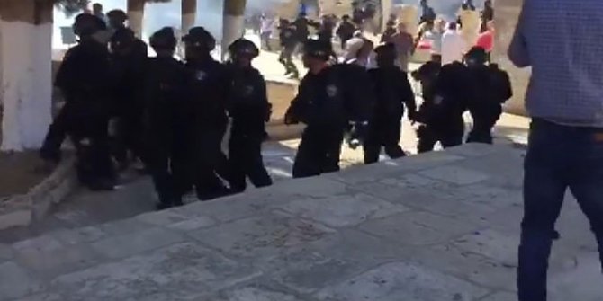 İsrail polisinden Harem-i Şerif'te Filistinlilere biber gazı ile müdahale