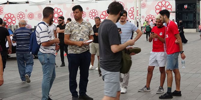Taksim'de karaborsacı operasyonu
