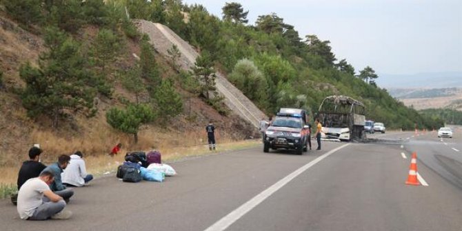 Bir anda içeriyi duman kapladı: Seyir halindeki yolcu otobüsü yandı