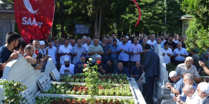 Milli Görüşçüler Erbakan Hoca'nın kabri başında bayramlaştı