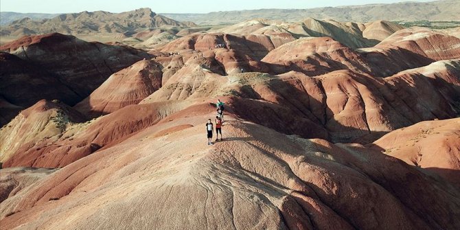 'Gökkuşağı Tepeleri' yabancı turistlerden ilgi görüyor
