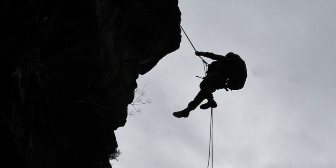 Mehmetçik inlerine girdiği teröristler ile göğüs göğüse çarpıştı