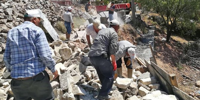 İmece usulüyle mahallenin sorunlarını çözüyorlar